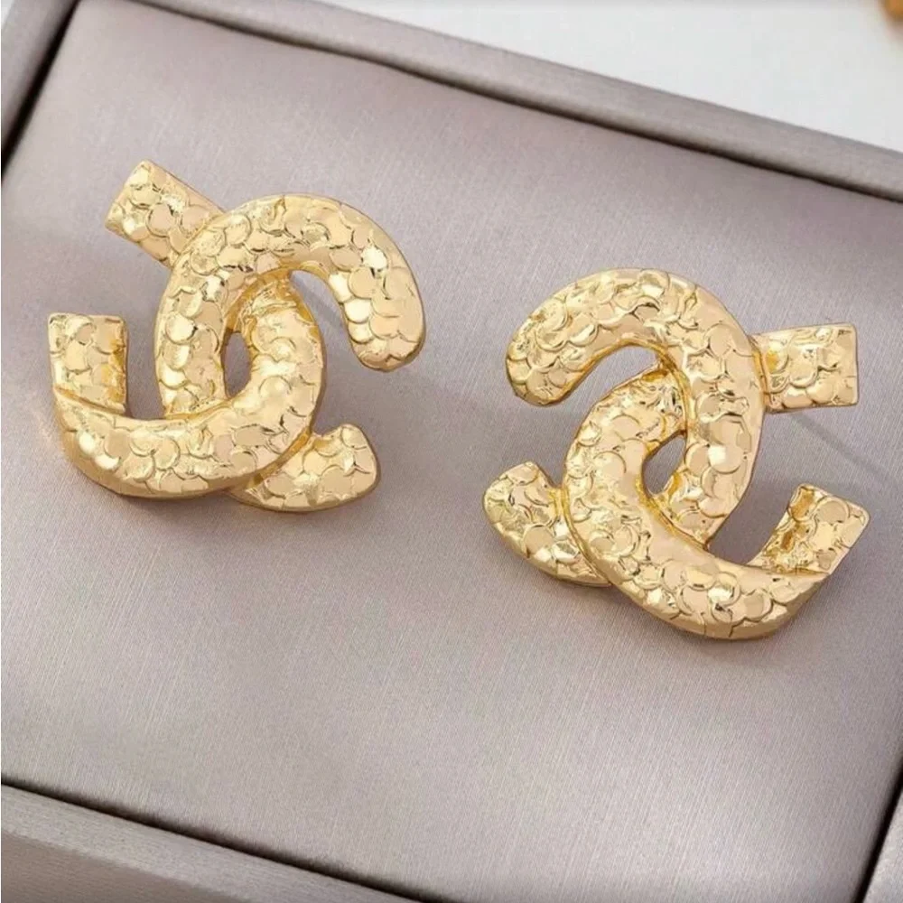 ✨Elegant Gold-Tone statement Earrings